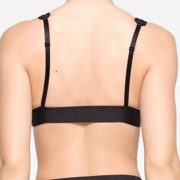 NWT Skims plunge bikini top - Picture 2 of 4